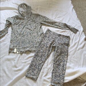 Lululemon crop leggings wunderunder petit fleur silver spoon & lighten up jacket